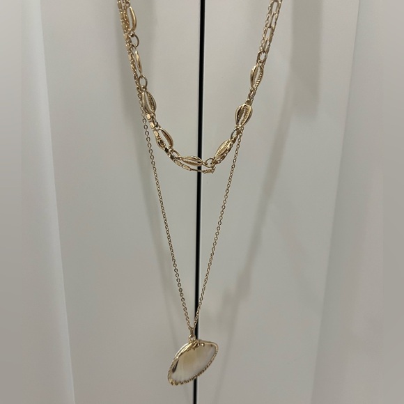 Layered cowry shell necklace - Picture 3 of 6